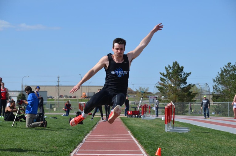 2015 DWU Men's Track and Field at Mount Marty Twilight